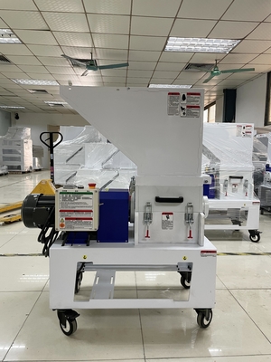 Vitesse lente de granulatoire de broyeur de broyeur de 3 phases pour des carottes en plastique